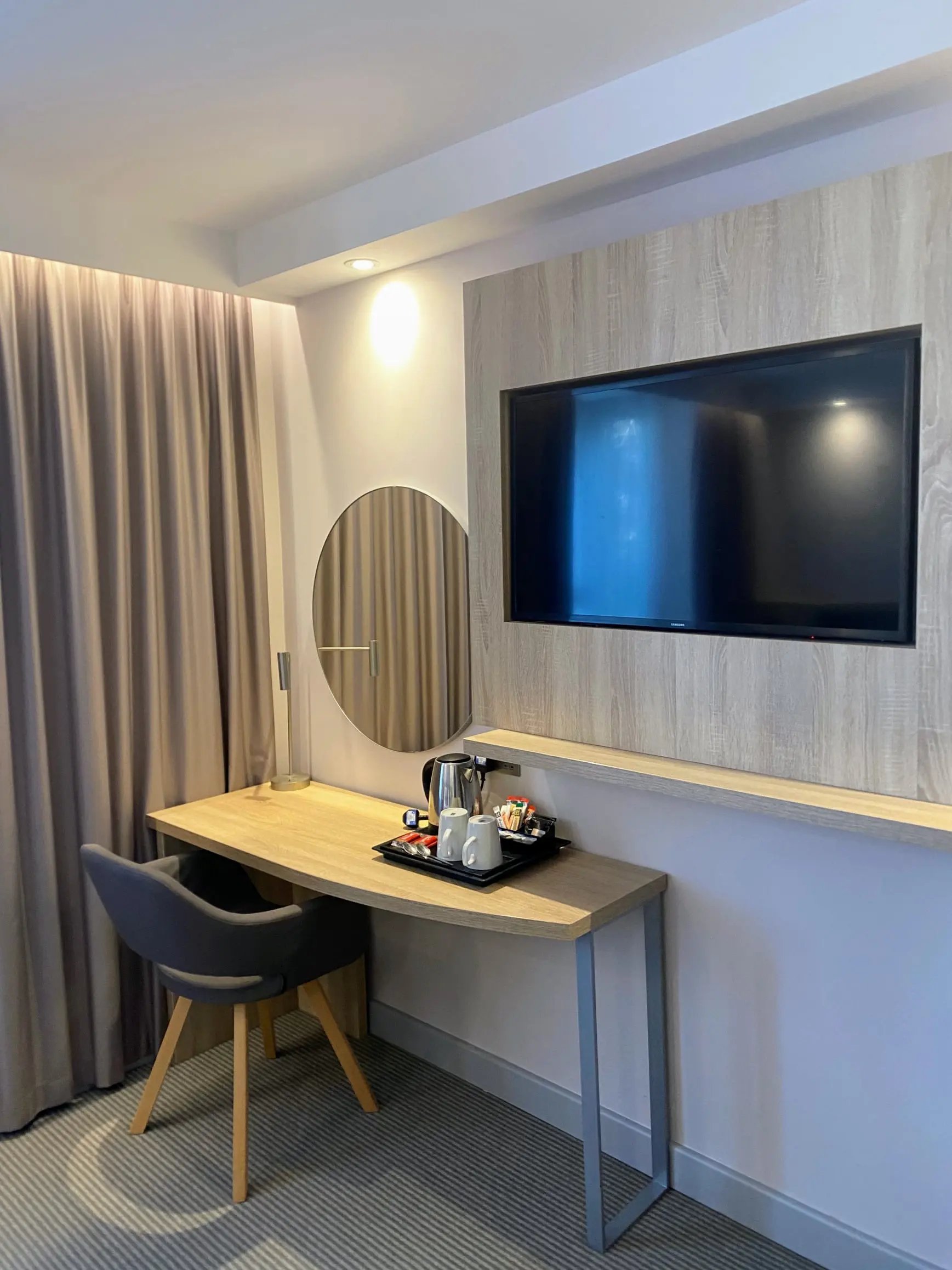 Superior Double Room Watermill Hotel - Desk and TV